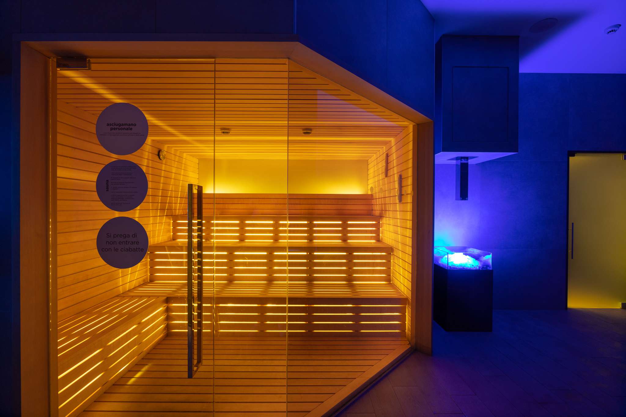 Sauna finlandese dal design audace, dotata di illuminazione a Led , e fontana di ghiaccio - Virgin Active Milano Bocconi.