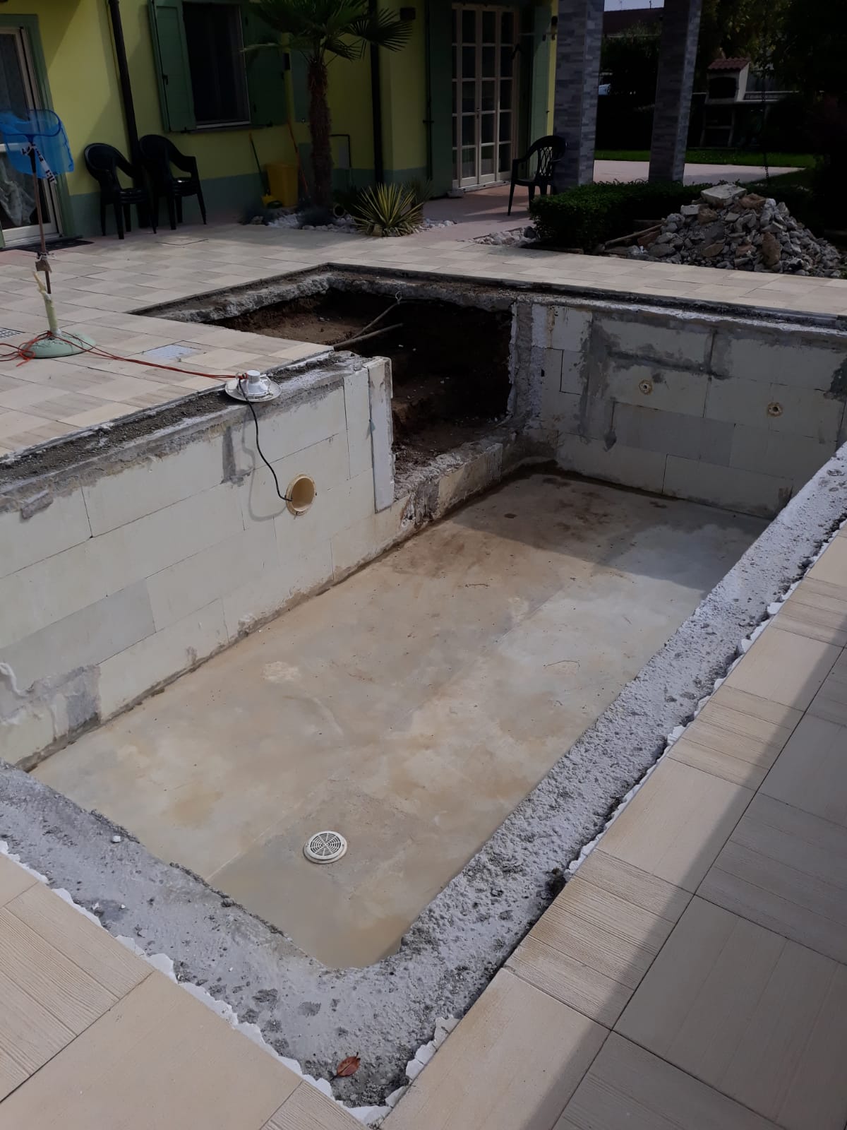 Piscina privata a skimmer - intervento di ristrutturazione piscina con rifacimento rivestimento interno e nuova pavimentazione perimetrale