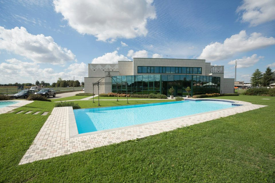 Sede della Almapool SRL - Piscine d'esposizione a sfioro e un lato a cascata, con rivestimento in mosaico