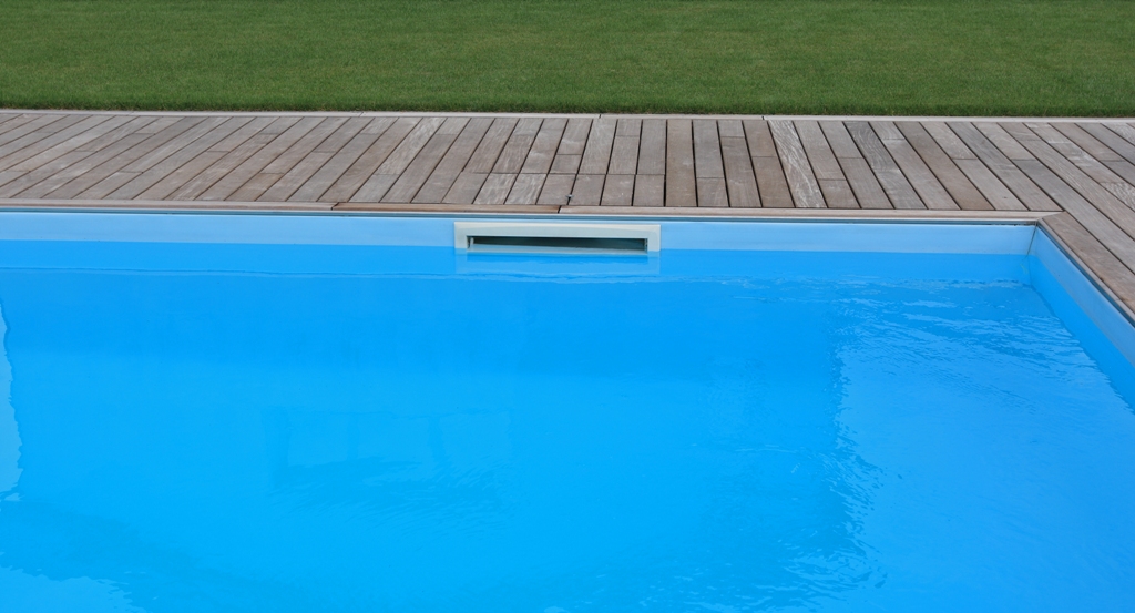 Piscina privata a skimmer - particolare skimmer a sfioro, una soluzione di ultima generazione che assicura un effetto estetico che si avvicina molto al bordo sfioro Piscina privata a skimmer - particolare skimmer a sfioro, una soluzione di ultima generazione che assicura un effetto estetico che si avvicina molto al bordo sfioro