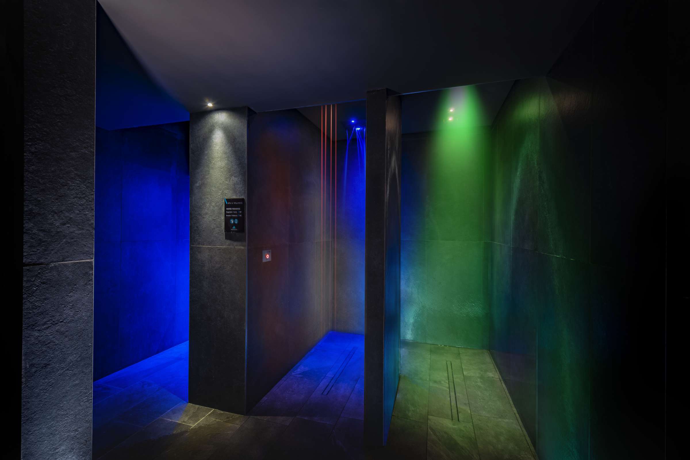 Docce emozionali, dotate di luci led colorate, getti d'acqua e regolazione della temperatura Docce emozionali, dotate di luci led colorate, getti d'acqua e regolazione della temperatura