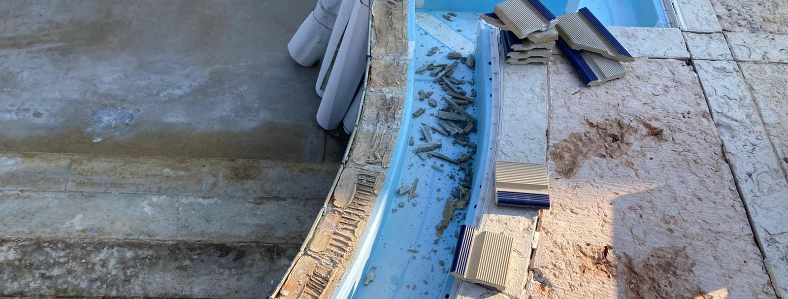 Manutenzione canala sfioro di una piscina privata a sfioro classico Manutenzione canala sfioro di una piscina privata a sfioro classico