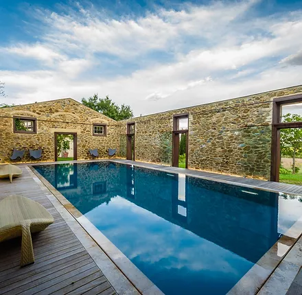 Piscina ricavata in una stalla ormai in disuso e priva del tetto - realizzata con tecnologia Myrtha e bordo a sfioro Trilogy. Piscina ricavata in una stalla ormai in disuso e priva del tetto - realizzata con tecnologia Myrtha e bordo a sfioro Trilogy.