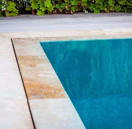 Particolare di una piscina a sfioro Trilogy - sfioro a fessura Particolare di una piscina a sfioro Trilogy - sfioro a fessura