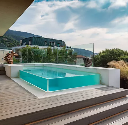 Mini piscina privata realizzata con moduli in acciaio e lastra visiva Crystal Mini piscina privata realizzata con moduli in acciaio e lastra visiva Crystal