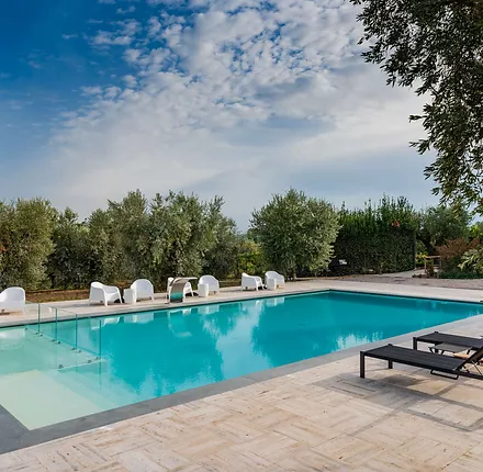 Piscina privata rettangolare, a sfioro Trilogy con scala e spieggetta relax interna. Piscina privata rettangolare, a sfioro Trilogy con scala e spieggetta relax interna.