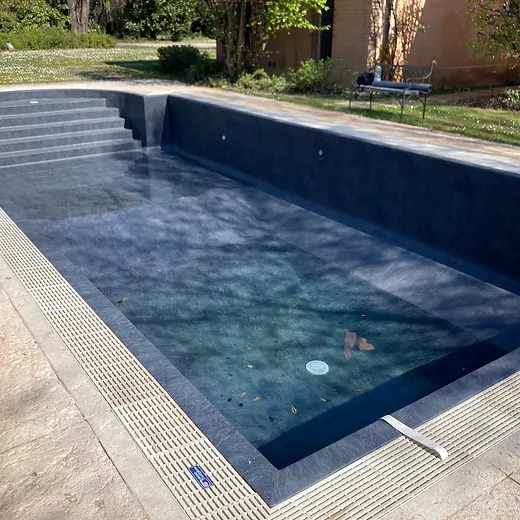 Piscina a sfioro con scala romana, ristrutturata con nuovo rivestimento touch Elegance Piscina a sfioro con scala romana, ristrutturata con nuovo rivestimento touch Elegance