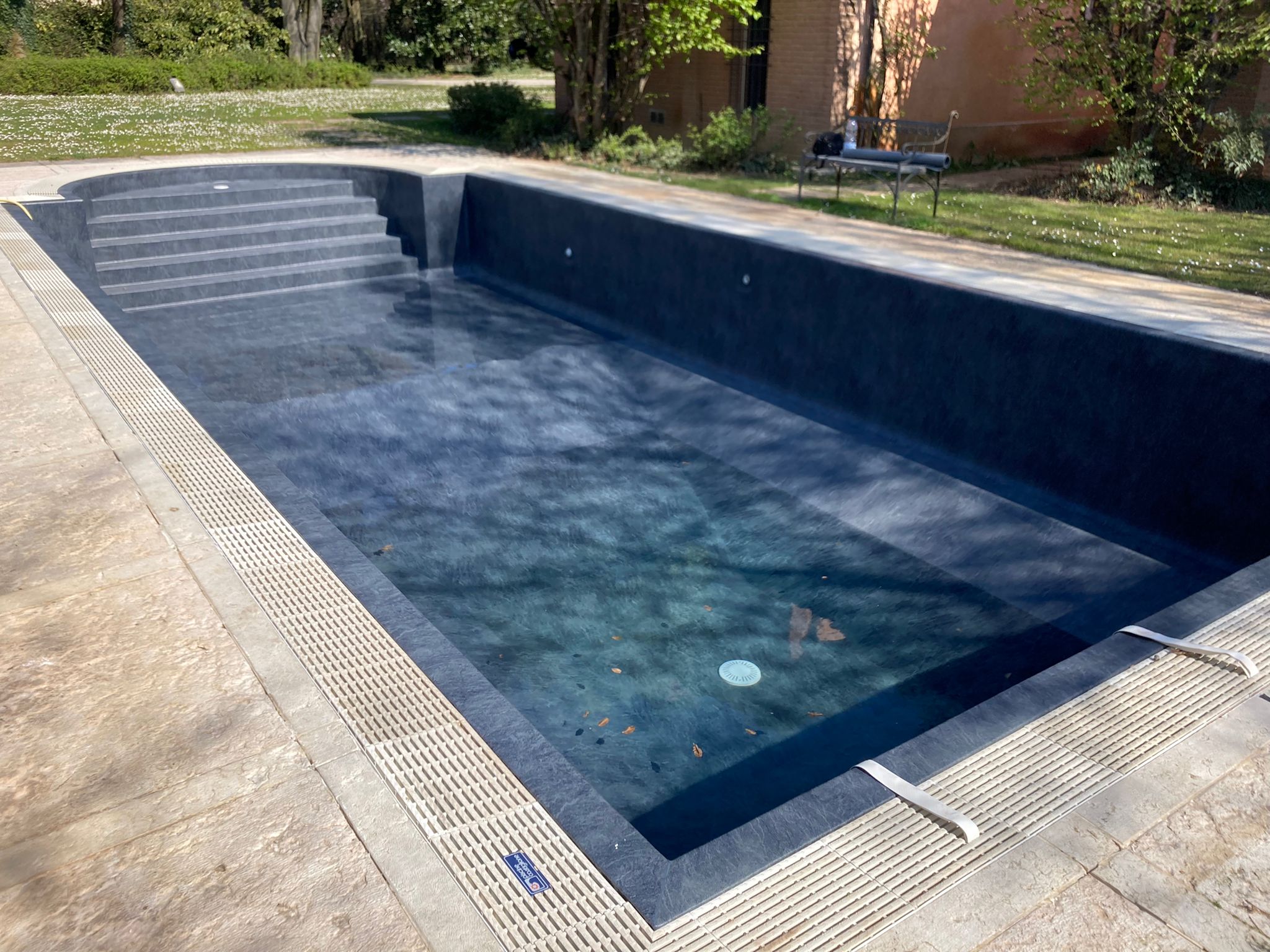 Piscina privata a sfioro con scala romana sottoposta a intervento di ristrutturazione - nuovo rivestimento touch per copertura mosaico ammalorato